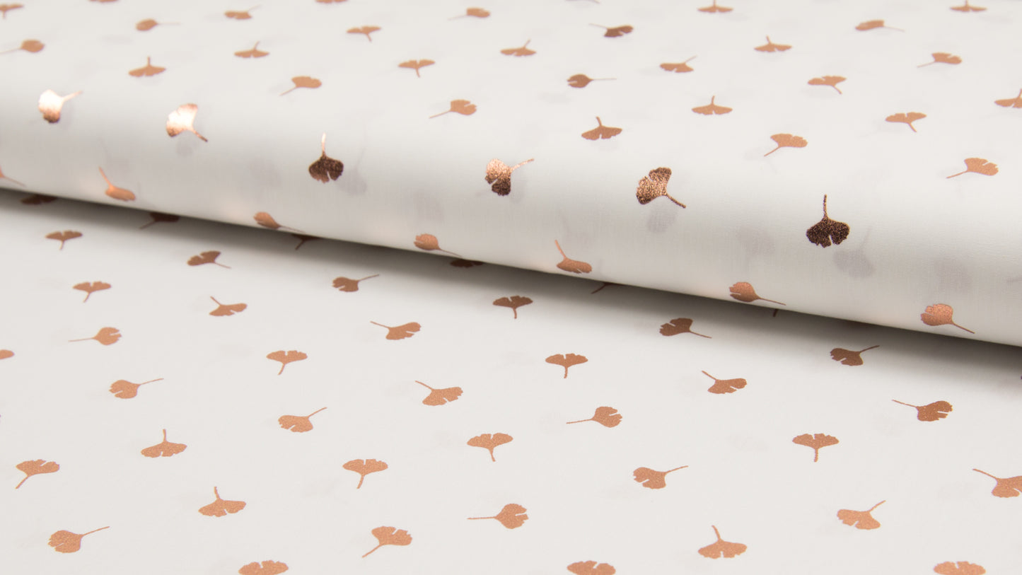 Op de afbeelding is een close-up te zien van een poppenwagen matras, versierd met schattige roze gouden blaadjes. Dit matras is speciaal ontworpen voor de rotan poppenwagen en biedt een zachte en comfortabele rustplaats voor de poppen en knuffels van kinderen. De roze gouden blaadjes voegen een speelse en charmante uitstraling toe aan het matras en passen perfect bij een bohemien of tropisch geïnspireerde kinderkamer.