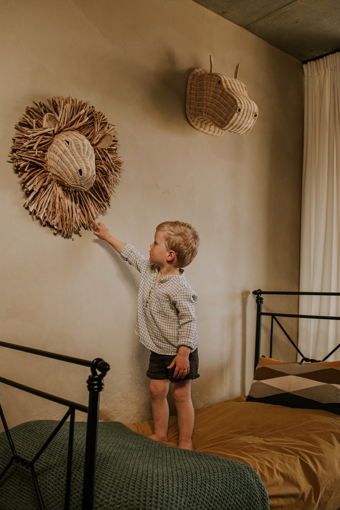 Op de afbeelding staat een prachtige rotan leeuwenkop wanddecoratie voor de kinderkamer. Handgemaakt van duurzaam materiaal, biedt deze decoratie een stijlvolle en natuurlijke toevoeging aan elke muur. De leeuwenkop voegt een speels en avontuurlijk element toe aan het interieur.
