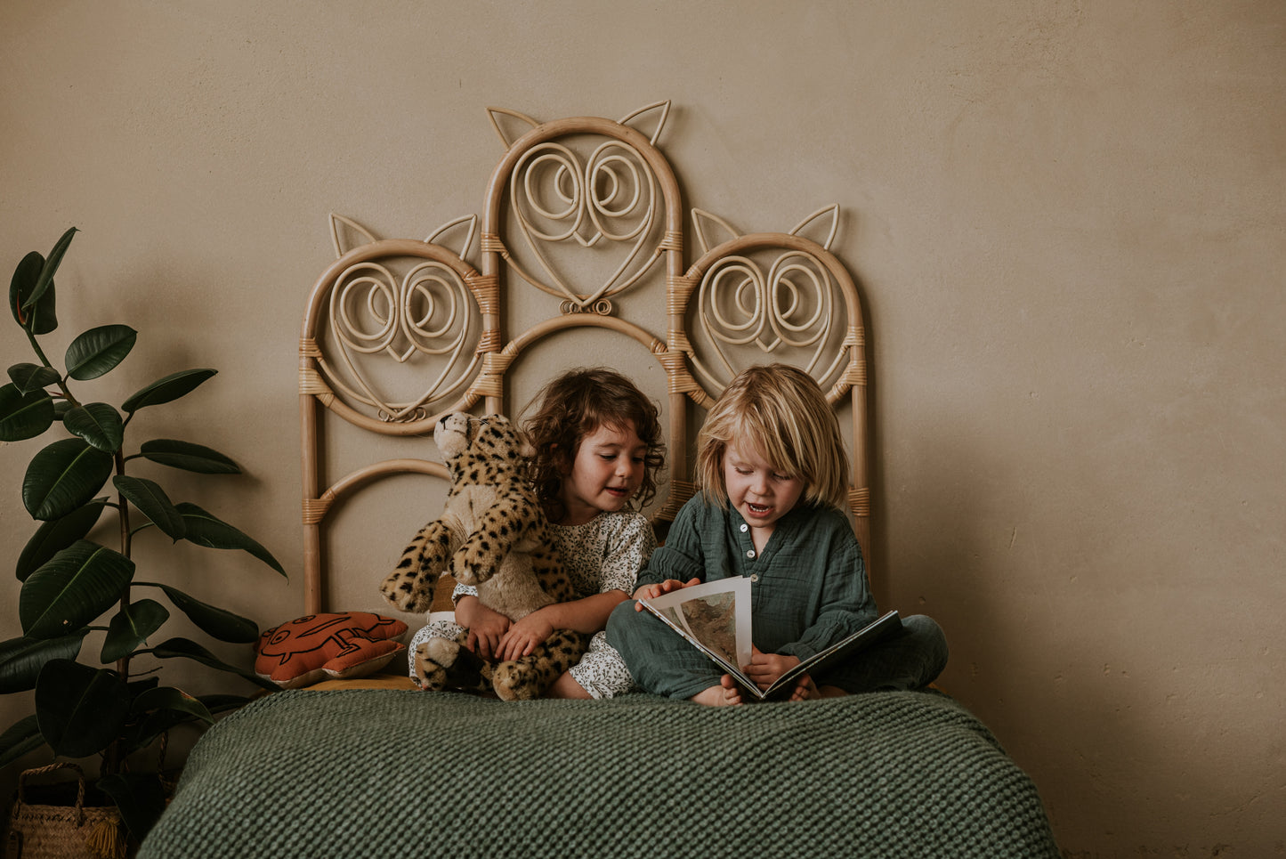 Op de afbeelding is een schattig rotan hoofdbord met uiltjes te zien, handgemaakt van duurzaam materiaal. Dit hoofdbord voegt een organische en charmante uitstraling toe aan het kinderbed en is perfect voor een bohemien of rustieke stijl. De uiltjes voegen een speels element toe aan het ontwerp, waardoor het hoofdbord ideaal is voor de kinderkamer. Dit rotan hoofdbord is een stijlvolle en betekenisvolle aanvulling op elk kinderbed.