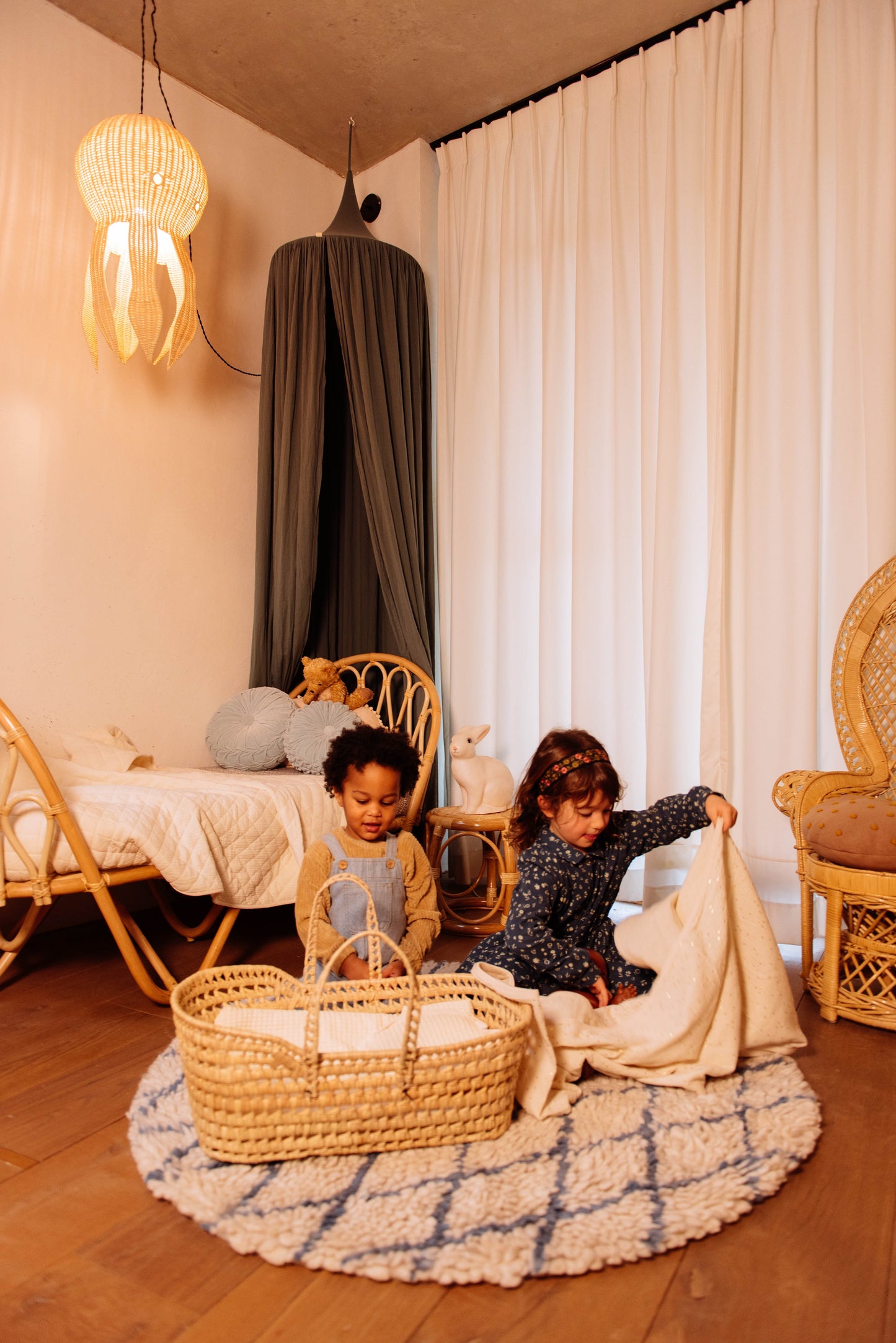 Op de afbeelding is een schattige rotan octopus lamp te zien, handgemaakt van duurzaam materiaal. Het unieke ontwerp voegt een speels en organisch element toe aan de kinderkamer, terwijl de zachte en warme gloed zorgt voor een gezellige sfeer. Deze rotan octopus lamp is een leuke en betoverende toevoeging aan elke kinderkamer.