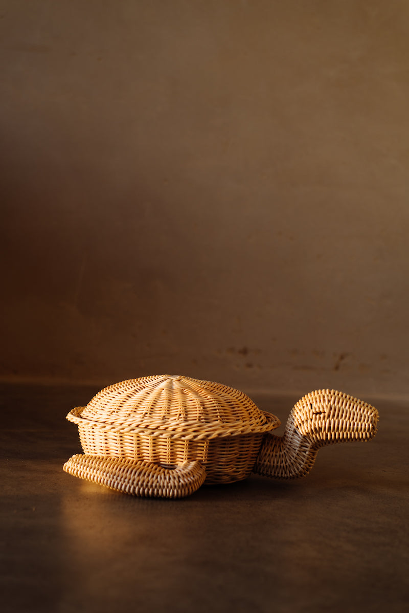 Op de afbeelding is een prachtige rotan mand in de vorm van een schildpad te zien. De mand heeft een unieke uitstraling en is met de hand gemaakt van duurzaam rotan materiaal. De schildpad mand voegt een vleugje speelsheid en natuurlijke charme toe aan elk interieur. Gebruik het als opbergmand voor speelgoed of andere kleine items, of als decoratief element op zichzelf.