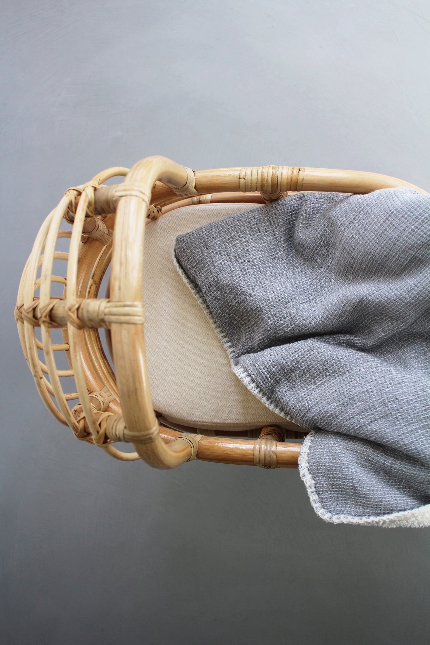 Op de afbeelding staat een prachtig rotan poppenbed, met een organisch ontwerp en warme kleur die een natuurlijke en rustieke uitstraling biedt. Dit bed is ideaal voor het creëren van een gezellige en warme sfeer in de kinderkamer.