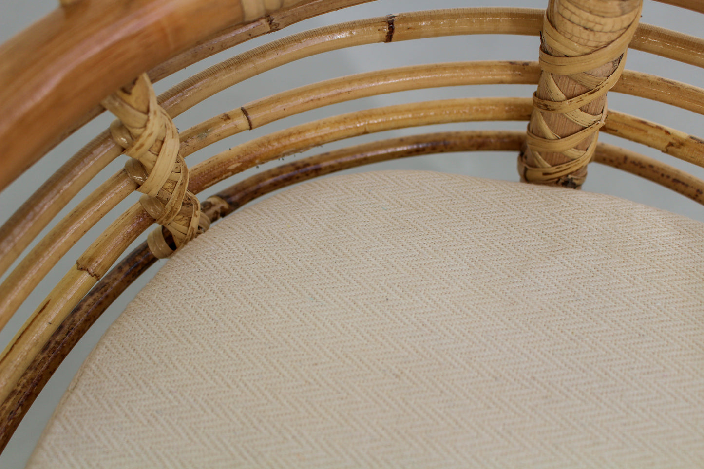 Op de afbeelding staat een zacht en comfortabel matrasje voor in het rotan poppenbedje. Dit matrasje is perfect voor het creëren van een gezellige en knusse sfeer in de kinderkamer.