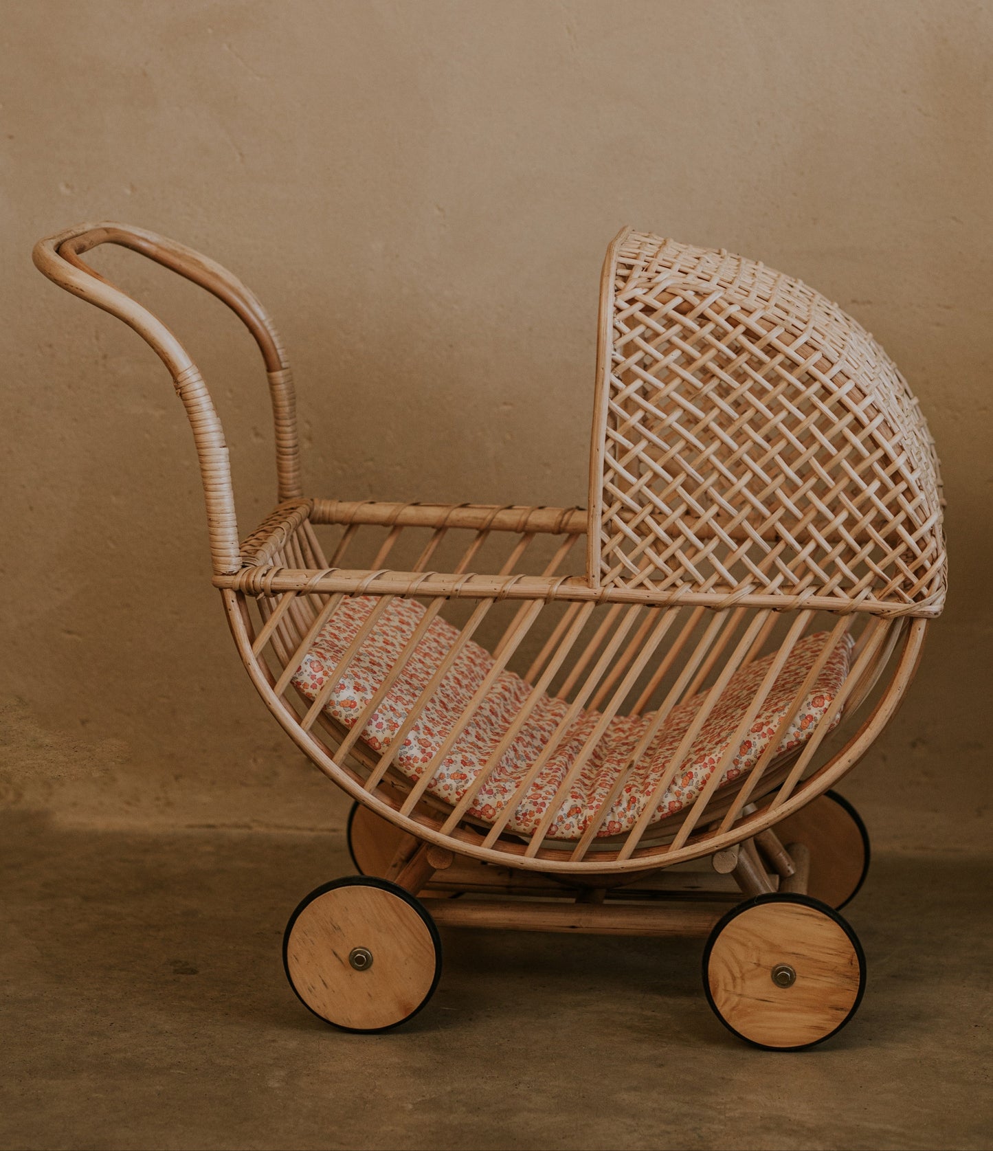 Op de afbeelding is een schattige rotan poppenwagen te zien, perfect voor kinderen om hun poppen en knuffels in te vervoeren. Met de hand gemaakt van duurzaam rotan materiaal, heeft deze poppenwagen een natuurlijke en charmante uitstraling die past bij elke kinderkamer of speelruimte. De stevige constructie en het praktische ontwerp maken deze poppenwagen niet alleen leuk, maar ook functioneel en geschikt voor dagelijks gebruik.