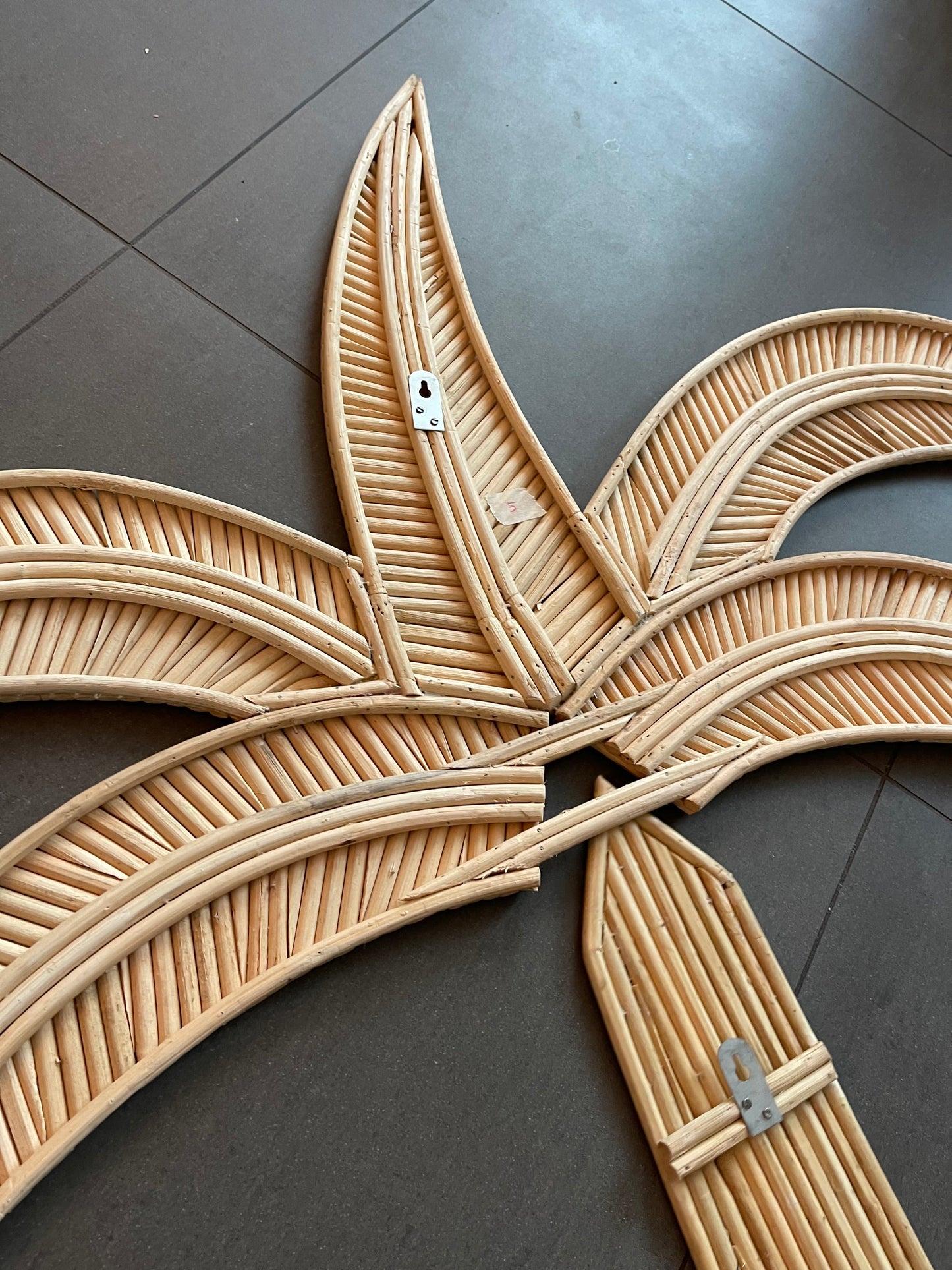Op de afbeelding staat een schitterende wanddecoratie van een houten palmboom, met een realistisch ontwerp en natuurlijke kleur. Deze decoratie voegt een warm en organisch element toe aan elke muur.