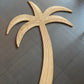 Op de afbeelding staat een prachtige houten palmboom wanddecoratie, die een tropisch en organisch element toevoegt aan elke ruimte.