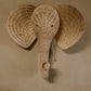 Op de afbeelding staat een prachtige rotan olifantenkop wanddecoratie, die een exotische en organische sfeer toevoegt aan elke muur.