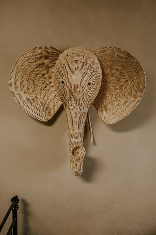 Op de afbeelding staat een prachtige rotan olifantenkop wanddecoratie, die een exotische en organische sfeer toevoegt aan elke muur.