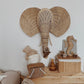 Op de afbeelding staat een prachtige wanddecoratie van een rotan olifantenkop, die een indrukwekkend en betoverend element toevoegt aan elke muur. Handgemaakt van duurzaam materiaal, is deze decoratie een prachtige en duurzame toevoeging aan elk interieur