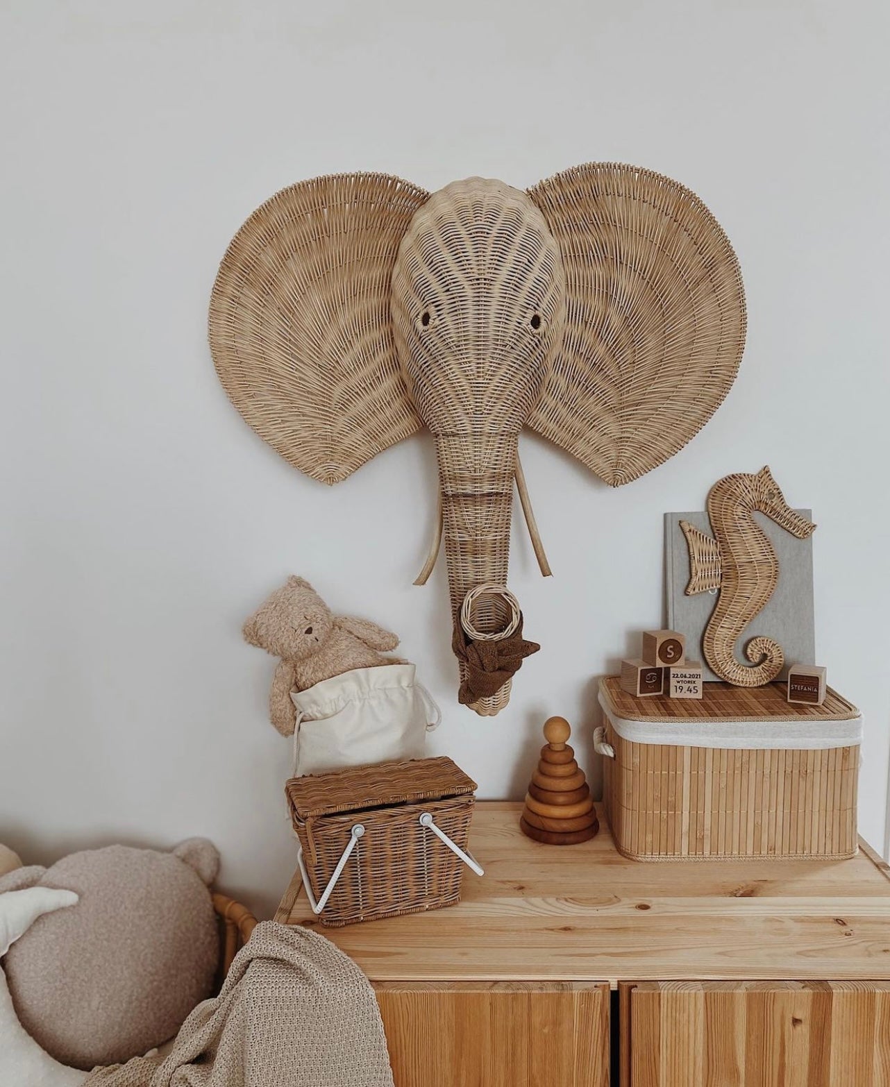 Op de afbeelding staat een prachtige wanddecoratie van een rotan olifantenkop, die een indrukwekkend en betoverend element toevoegt aan elke muur. Handgemaakt van duurzaam materiaal, is deze decoratie een prachtige en duurzame toevoeging aan elk interieur
