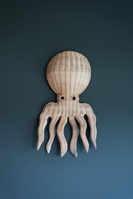 Op de afbeelding is een prachtige rotan octopus wanddecoratie te zien, handgemaakt van duurzaam materiaal. Met zijn organische textuur en warme kleur voegt dit decoratieve stuk een speelse en natuurlijke uitstraling toe aan elke ruimte.
